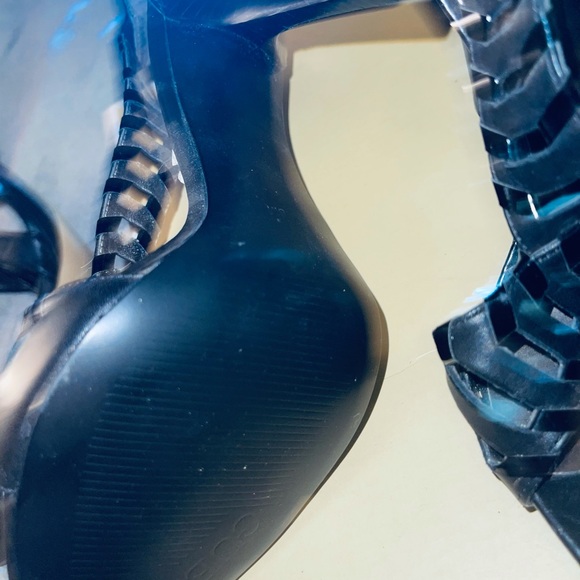 Heels - Picture 2 of 3